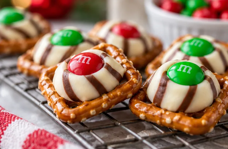 Christmas Pretzel Hugs with M&Ms, ready to serve